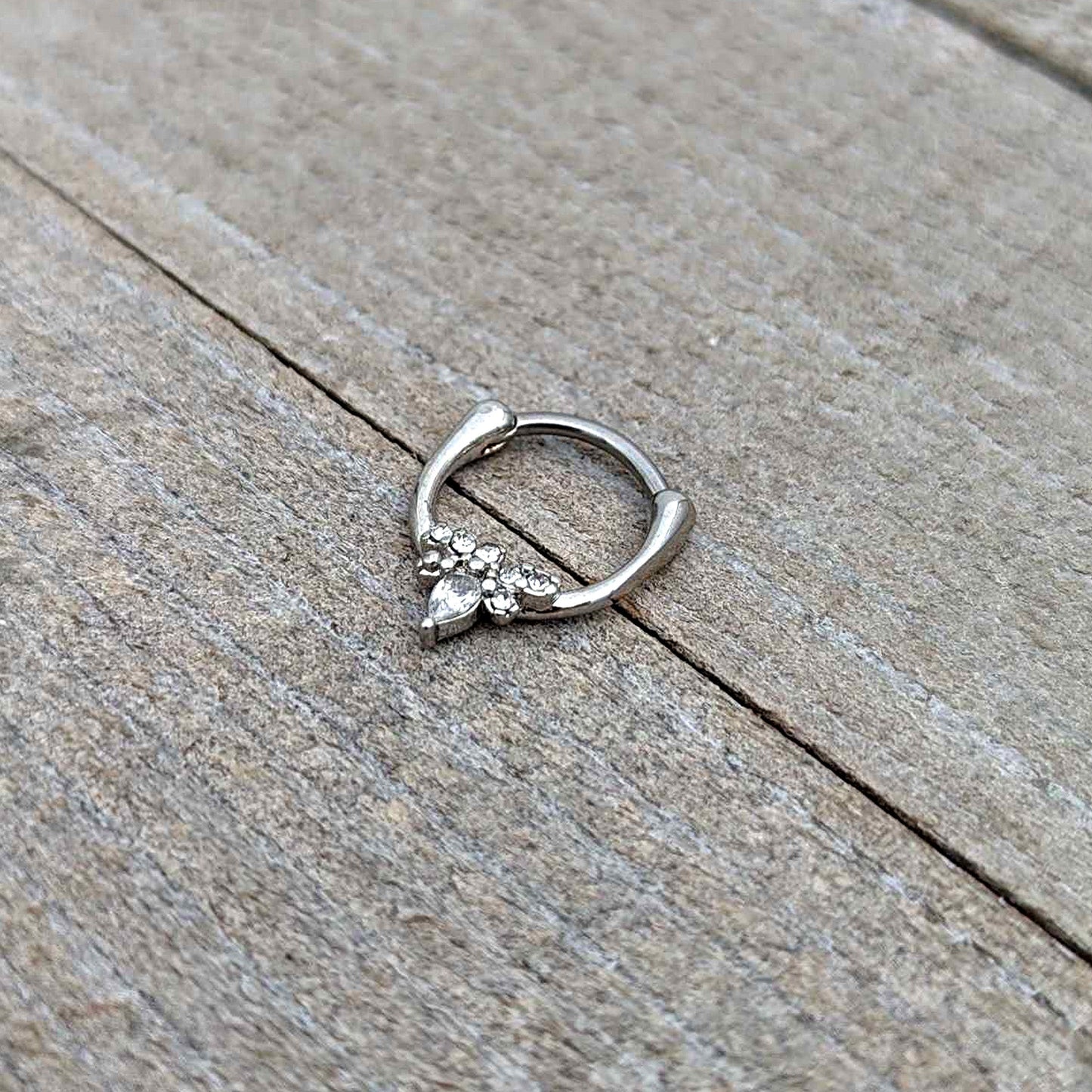 16G 5/16 Clear Gem Bee Glamour Cartilage Clicker