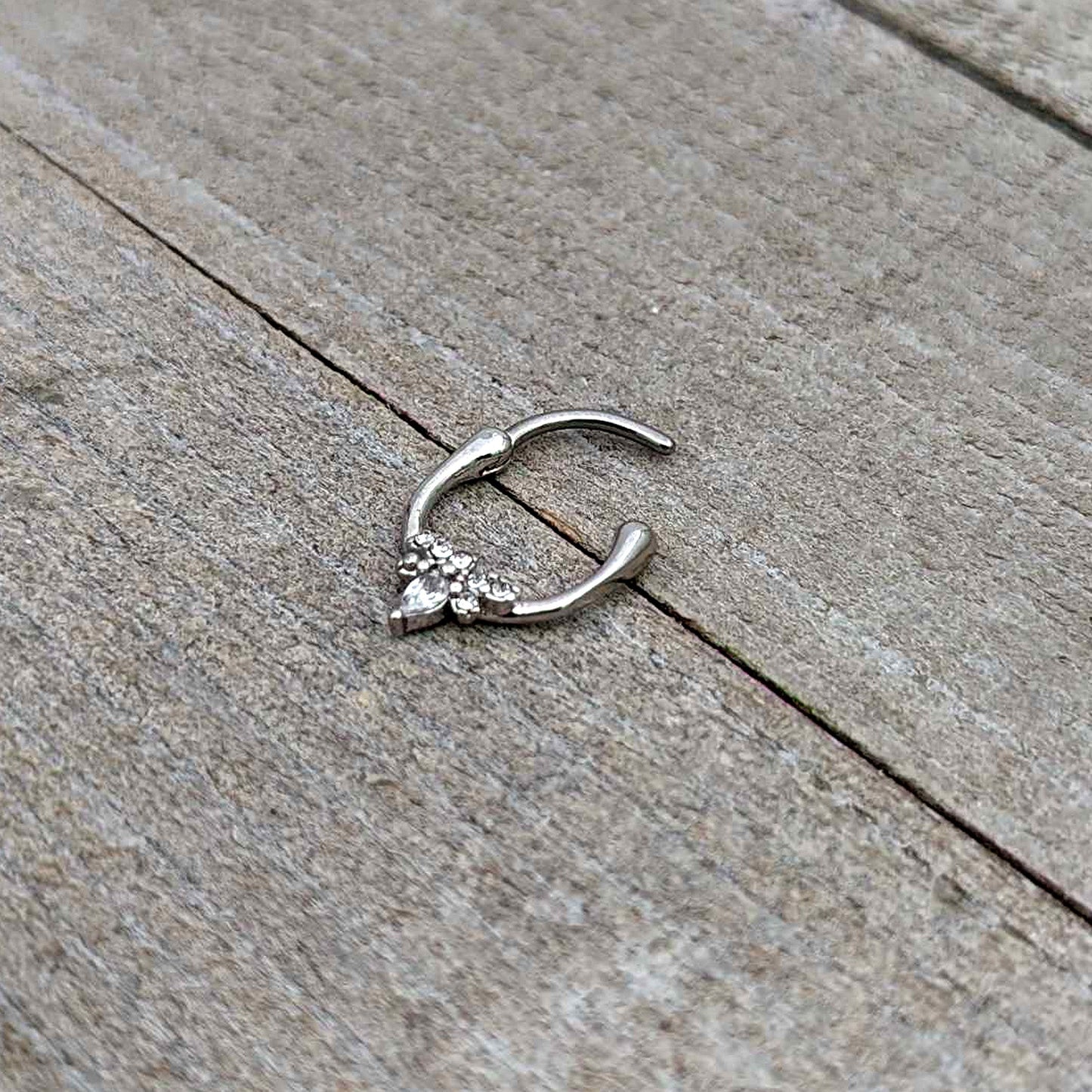 16G 5/16 Clear Gem Bee Glamour Cartilage Clicker